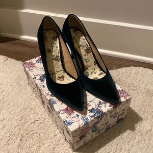 Size 9 Nicola Bathie x Antonio Melani velvet emerald green pumps with box